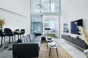 Spacious 3BR Duplex w Balcony in City Center and Mamad by Sea N' Rent